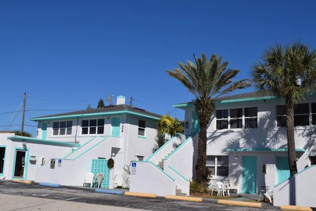 Private One-Bedroom 6 -Directly Across From Beach St. Pete Beach Buitenkant foto